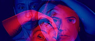 Drei Gesichter, gefärbt in bläulichen und rötlichen Tönen.