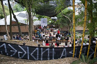 Diskussionsrunde im Goethe-Garten São Paulo mit zahlreichen Gästen. 