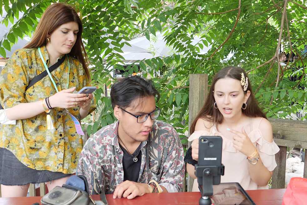 Drei Influencer*innen beim Aufnehmen eines Instragram-Videos.