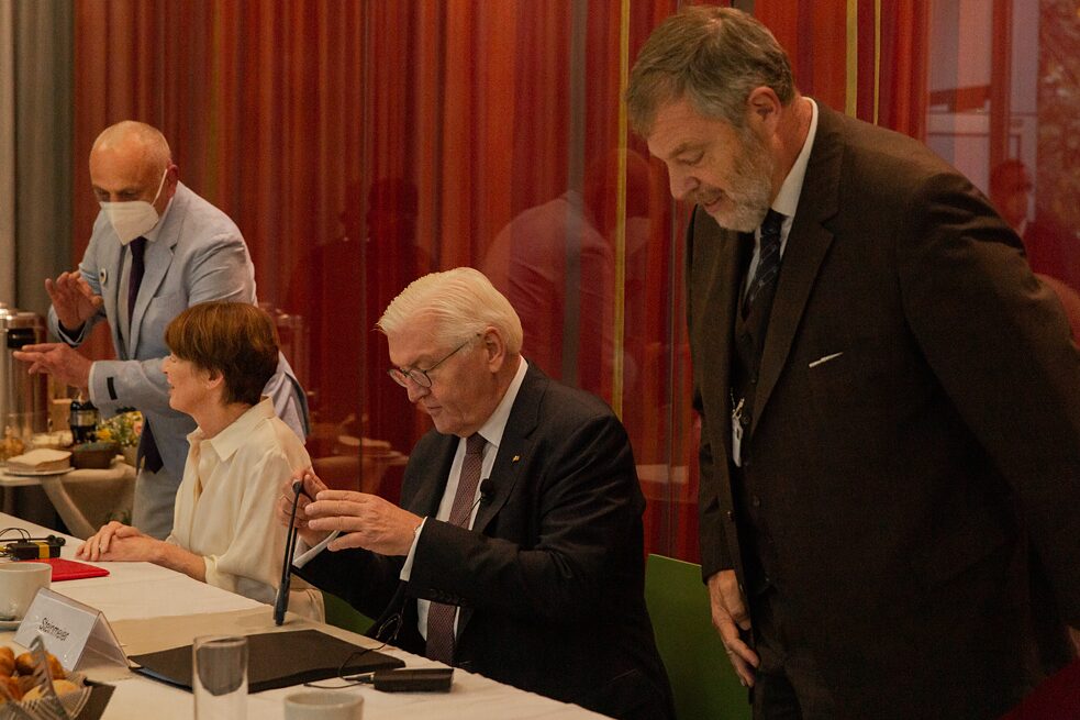 De izquierda a derecha: Rudolf de Baey, Elke Büdenbender, Frank-Walter Steinmeier y Wolfgang Dold