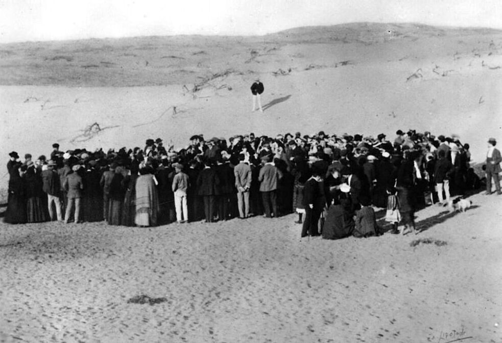 Assembramento di persone in spiaggia, a nord di Jaffa, 1909