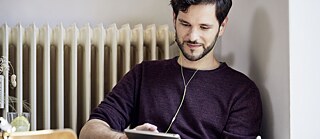Mann mit Tablet und Kopfhörern © © Goethe-Institut Mann mit Kopfhörern