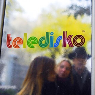 Teledisko und Menschen, die sich darin spiegeln