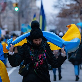 Frau mit der Fahne der Ukraine