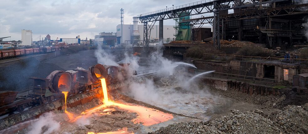 DK Recycling und Roheisen, Duisburg. Entladung von Schlacke.