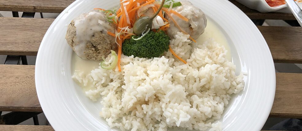 Obwohl die Königsberger Klopse traditionell mit Kartoffeln gegessen werden, findet man manchmal - z. B. in Sachsen - auch eine Version mit gekochtem Reis, und mit Erbsen.