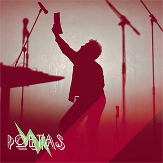 Ein Mann steht auf einer Bühne und hält einen Zettel in die Luft.