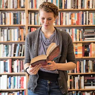 Donna che legge in libreria