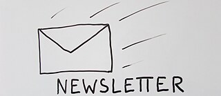 Ein gezeichneter Brief und das Wort Newsletter