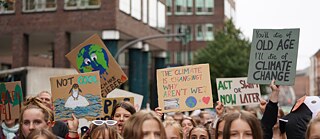 23.9.2022: I partecipanti allo sciopero globale per il clima Fridays for Future (FFF) manifestano nel centro di Amburgo.