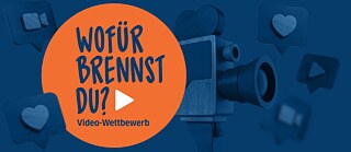 An illustration with a blue background and an orange-filled circle which contains the text "Wofür brennst du? Video Wettbewerb" and a white arrow which symbolizes "Play" on music devices. Next to the circle there is an illustration of a video camera and at the background there are scattered illustrations of small cameras and heart symbols.