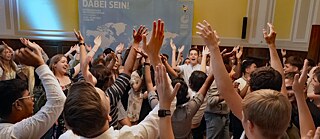 IDO 2022: i ragazzi con le braccia alzate festeggiano durante la premiazione