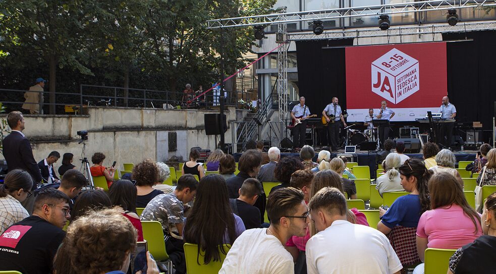 L’apertura della festa è stata affidata alle note della banda pop dell’esercito tedesco di Hannover, gli Heeresmusikkorps Hannover.