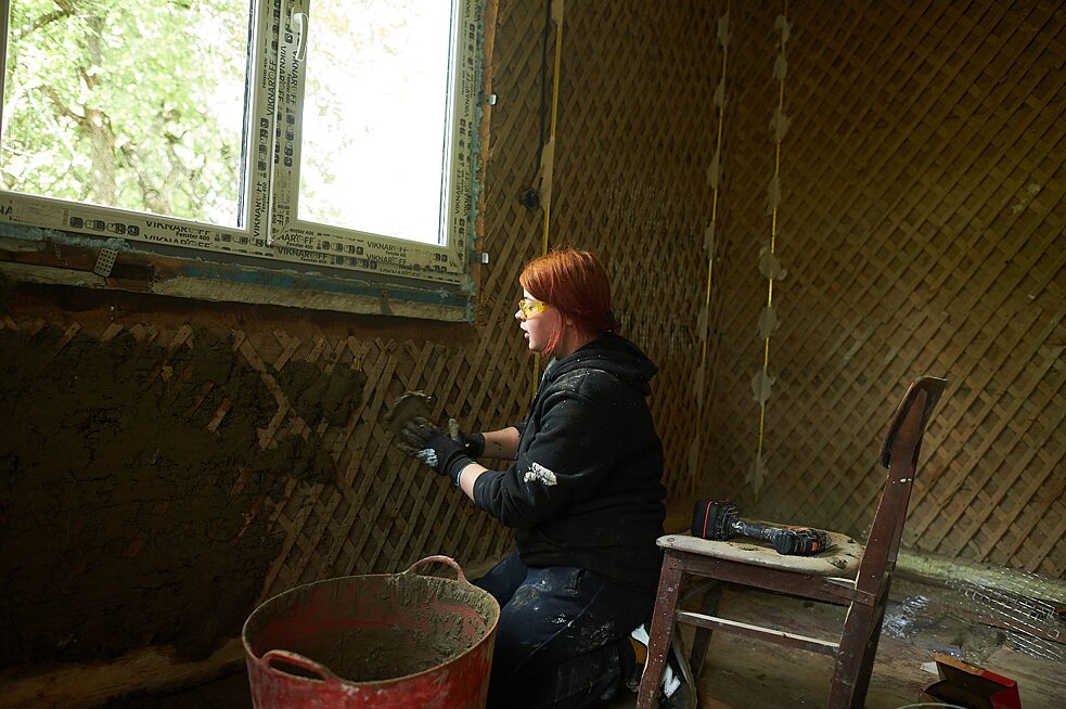 Freiwillige aus verschiedenen ukrainischen Städten renovieren zusammen das Haus.