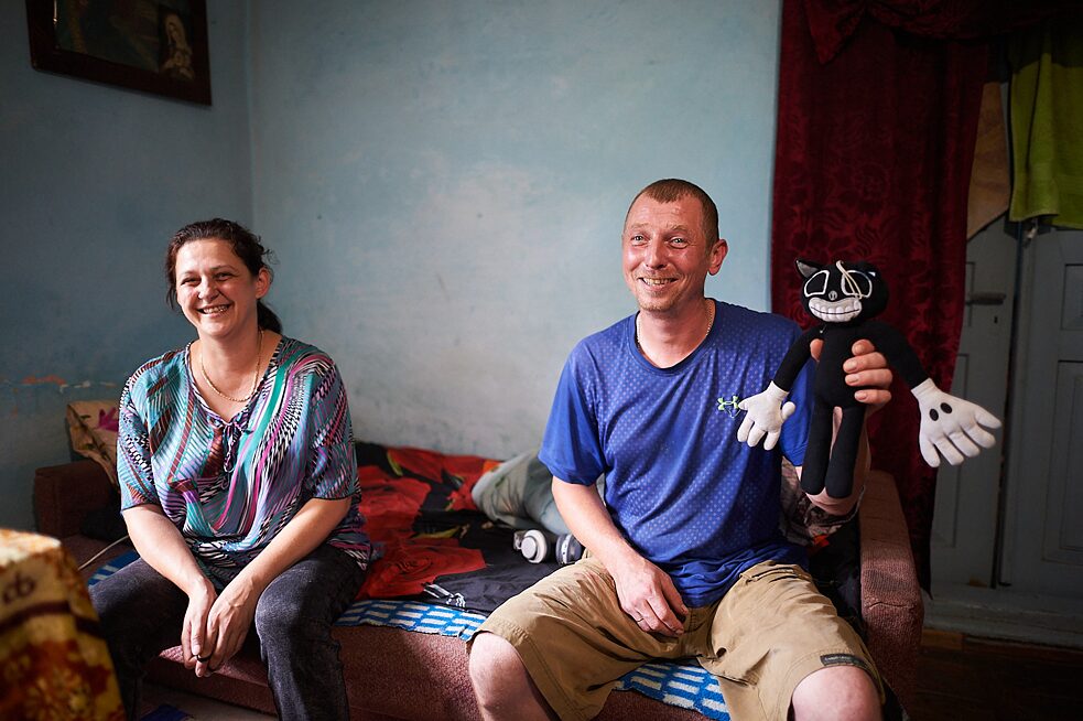 Олексій Єрмаков з дружиною Анжелою. В руках – іграшка кіт Рікі. Кинув в рюкзак сина, коли покидали дім. Нині це улюблена річ старшої доньки.