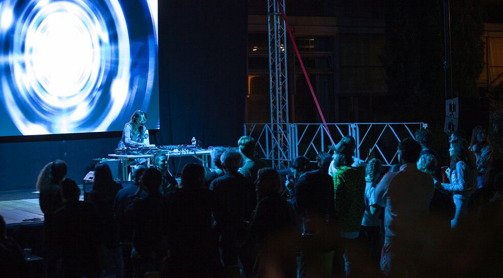 Das DJ-Set mit elektronischer Musik der Klangkünstlerin Eva Geist