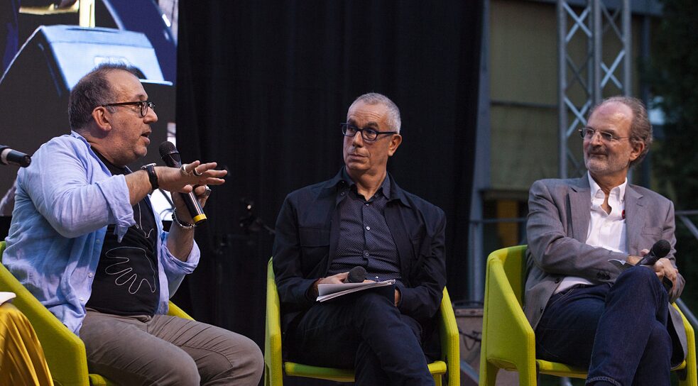 La presentazione de “L’opera da tre soldi” di Bertolt Brecht con il regista Barrie Koskye, il direttore di Romaeuropa Fabrizio Grifasi e il direttore del Goethe-Institut Rom Joachim Bernauer. 