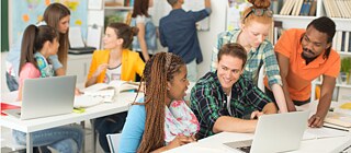 Schüler*innen beim Besuch