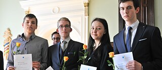 Landesfinalisten 2016 von "Jugend debattiert international". Von links: Rūdolfs Toms Mežulis (4. Platz, Staatliches Deutsches Gymnasium Riga); Aleksandrs Šurs (3. Platz, Herderschule Riga Grizinkalns); Sanija Zeiferte (2. Platz, Staatliches Deutsches Gymnasium Riga); Ņikita Stepanovs (1. Platz, 1. Staatsgymnasium Riga) © Foto: Goethe-Institut Riga / Kristaps Kalns  Landesfinalisten 2016 von "Jugend debattiert international". Von links: Rūdolfs Toms Mežulis (4. Platz, Staatliches Deutsches Gymnasium Riga); Aleksandrs Šurs (3. Platz, Herderschule Riga Grizinkalns); Sanija Zeiferte (2. Platz, Staatliches Deutsches Gymnasium Riga); Ņikita Stepanovs (1. Platz, 1. Staatsgymnasium Riga)