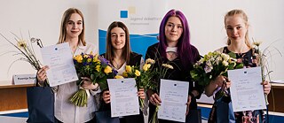 Finalistinnen nach der Siegerehrung beim lettischen Landesfinale 2019 © Foto: Goethe-Institut Riga/Linda Liepiņa Finalistinnen nach der Siegerehrung