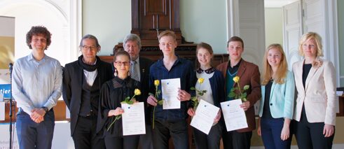 v. L.: Roberts Rimša, Jurymitglied, Landessieger Lettland 2009; Michael Hauke, Leiter der Spracharbeit am Goethe-Institut Riga; Evelīna Rutkovska, Landessiegerin Lettland 2014, Herderschule Riga; Holger Dähne, Jurymitglied, Fachberater und Koordinator für Deutsch der ZfA; Aleksejs Riženkovs, Finalist 2014, Herderschule Riga; Māra Starka, Finalistin 2014, Staatliches Deutsches Gymnasium Riga; Reinis Vējiņš, Finalist 2014,  Staatsgymnasium Dobele; Linda Kokare, Jurymitglied, Zweitplatzierte am Landesfinale Lettland 2012; Kristīne Kļaustiņa, Landeskoordiantorin Jugend debattiert international in Lettland.