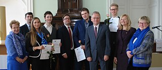 Foto (v.L.): Andrea Wiktorin, Deutsche Botschafterin in Lettland; Dr. Arad Benkö, Österreichischer Botschafter in Lettland; Elīna Pogodina, Finalistin 2015, 3. Staatsgymnasium Riga; Pavel Hlushko, Landessieger 2015, Herderschule Riga Grizinkalns; Christoph Klarmann, Kulturreferent der Deutschen Botschaft; Antons Larins, Finalist 2015, 40. Mittelschule Riga; Dr. Johannes Dahl, Leiter des Goethe-Instituts Riga; Kārlis Blūms, Finalist 2015, Staatliches Deutsches Gymnasium Riga; Anita Jonasta, Vorsitzende des DLVL; Elisabeth Bauer, Leiterin der Auslandsbüros Lettland und Litauen Konrad-Adenauer-Stiftung