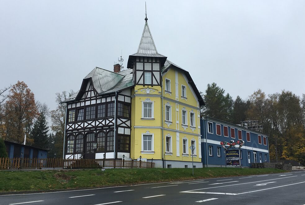 Das ehemalige Einkehrhaus Heiligenkreuz diente für die Operation Kámen als falsches deutsches Zollamt. Heute beherbergt das Haus ein Restaurant mit Casino und Nachtclub. 