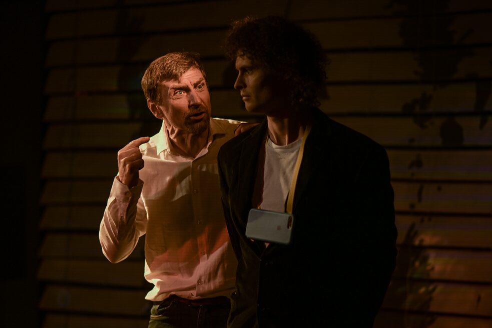 Актор Андрій Лагода ліворуч від Євгенія Конощука схвильовано намагається його  в чомусь переконати.