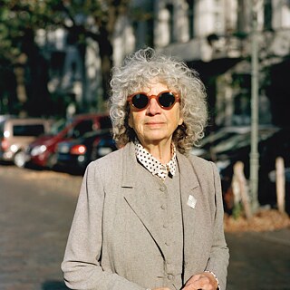 Ulrike Ottinger står på en gade i Paris med store solbriller. 