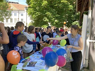 Studenti před informačním stánkem Goethe-Institutu.
