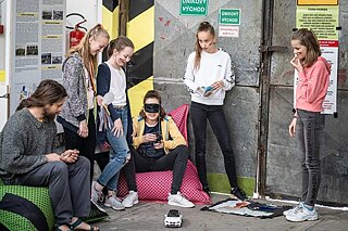 Den s němčinou v Plzni: Autobahnspiel: Ve Stuttgartu se řídí auto se zavázanýma očima.