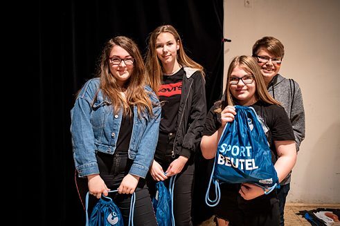 Den s němčinou v Plzni: Skupinka vítězů se raduje ze svých cen