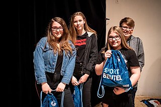 Den s němčinou v Plzni: Skupinka vítězů se raduje ze svých cen