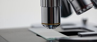 Nahaufnahme eines Mikroskops