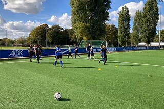 Kinder spielen Fußball