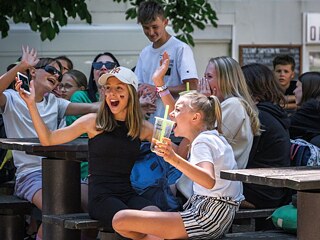 Skupina školaček jásá.