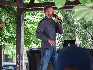 Zpěvák Uwe Kaa zpívá na pódiu.