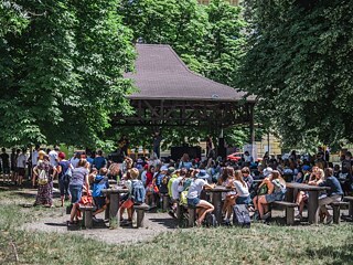 Detailní záběr na studenty před pódiem.