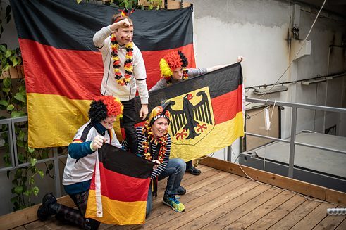 Den s němčinou v Plzni: Autobahnspiel a zastávka v Hamburku: převlékání je viditelně zábava.