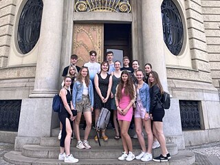 Die 14 Finalisten vor dem Goethe-Institut