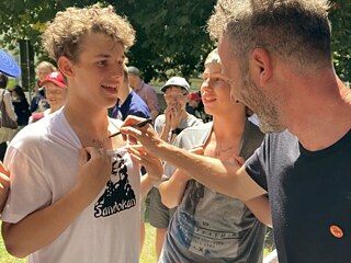 Student dostává od Uweho Kaa autogram na hruď.