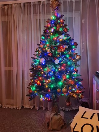 Bei mir zu Hause ist es eine jährliche Tradition, den Weihnachtsbaum gemeinsam zu schmücken