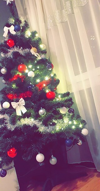 Hallo! Jedes Jahr, am Weinachten schmücken wir zusammen den Weinachtsbaum.