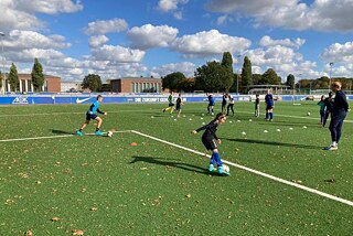 Kinder spielen Fußball