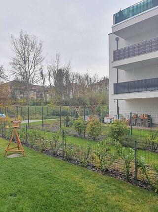 "Aus meinem Fenster sehe ich unseren Garten, den Hof des Hauses, das Nebenhaus und seinen Hof, weil wir im Erdgeschloss wohnen. Ich sehe noch Bäume, Häuser und die Promenade, wo man Fahrrad fahren, mit dem Hund spazieren gehen, laufen kann. Das Wetter ist jetzt bewölkt, die Blätter fallen von Laubbäume."