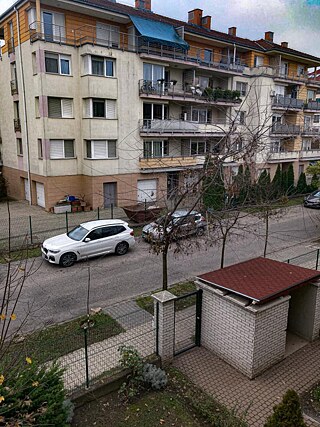 "Das sehe ich aus meinem Fenster, wenn der Winter kommt sehe ich einige Bäume und die Häuser auf der Straße. Der Winter ist der schönste, weil auf den Balkonen Weihnachtsbeleuchtung leuchtet."