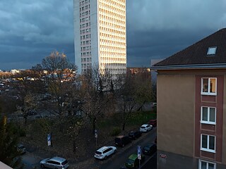 "Das ist die Aussicht aus meinem Zimmer. Es ist nicht sehr schön, aber das gelb Hochhaus fasziniert mich und ich liebe dieser Aussicht. Ich lebe in Prag, die cca. 1,3 milionen Einwohner hat. Ich fahre etwa 10 km zur Schule, aber das ist nicht so schlecht. In der nahe von meinem Haus ist ein schönes Park und auch ein kleines Wald, also ich liebe spazieren oder laufen da."