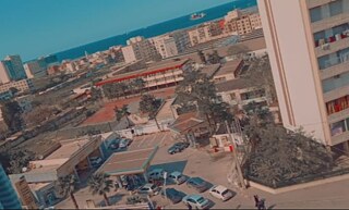 Hallo! von meinem Fenster sehe ich Meer, eine  Mittelschule, ein Hochhaus und Tanker. Ich habe einen kleinen Fisch in einem Aquarium. Ich wohne mit Vater, Mutter und meinem Bruder. in meiner Stadt Hussein Dey gibt es etwas 370.000 ein whoner. Ich gehe in die Schule zu Fuß, meine Schule ist nicht so weit.