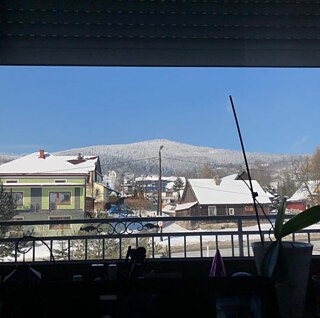 Ich wohne in Mszana Dolna. Mszana Dolna ist eine kleine Stadt. Von meinem Fenster sehe ich einen schönen Berg Lubogoszcz, die Häuser meiner Nachbarn und einen Wand. Die Schule ist in der Nähe. Ich fahre mit dem Bus 5 Minuten zur Schule. Ich lebe mit meinen Eltern und meinem Bruder. In der Nähe gibt es viele Berge und Wälder. Oft gehe ich in die Berge oder auf Wiesen, um mir dabei die schönen Sonnenuntergänge anzuschauen. In unserer Stadt gibt es ein Stadion, ein Schwimmbad, ein altes Kino, mehrere Schulen, einen Park, Kirchen und viele Geschäfte.