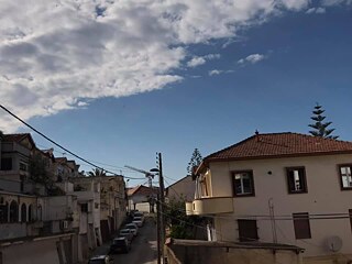 Hallo ! Durch den Balkon sehe ich zwei großen Bäume, meine Nachbarn Häuser,viele Autos und eine Straße. Ich lebe in einen Appartement mit meiner Mutter und 2 Brüdern. Mein Gymnasium ist nicht so weit von meinem Haus,so,gehe ich zu Fuß mit meiner Freundin. In 15 Min bin ich schon in der Schule. Es gibt 37000 Einwohner in meiner Stadt Hussein-Dey.